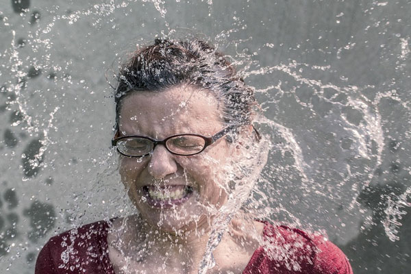 mulher se molhando com água