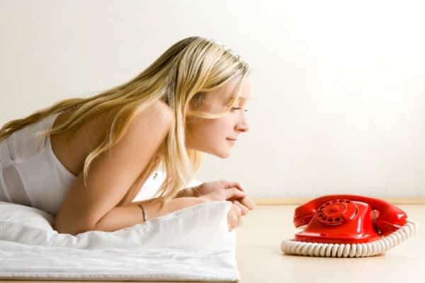 mulher ansiosa esperando telefonema